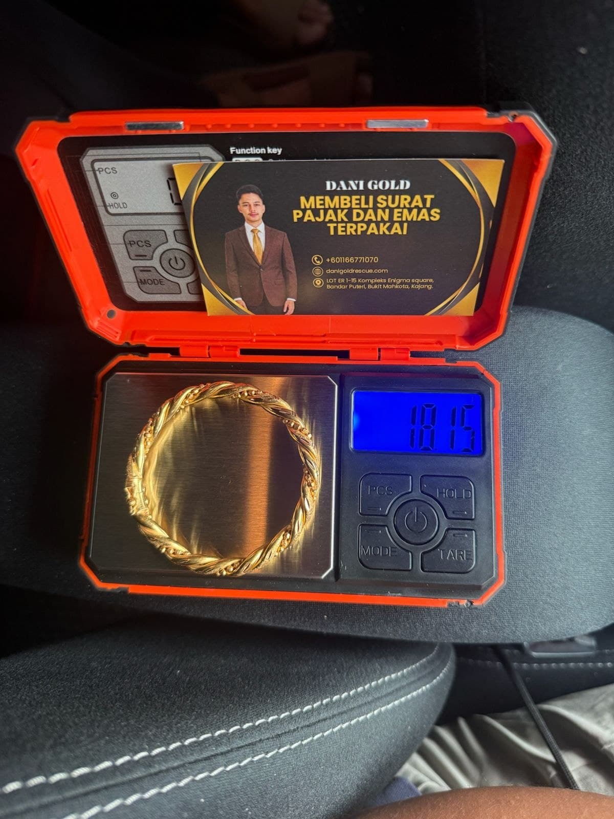 Gelang emas ditimbang secara terus oleh Team Dani Gold Rescue